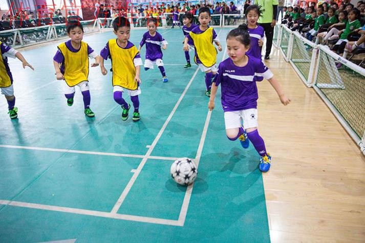 足球名宿走进江苏 助力未来之星成长